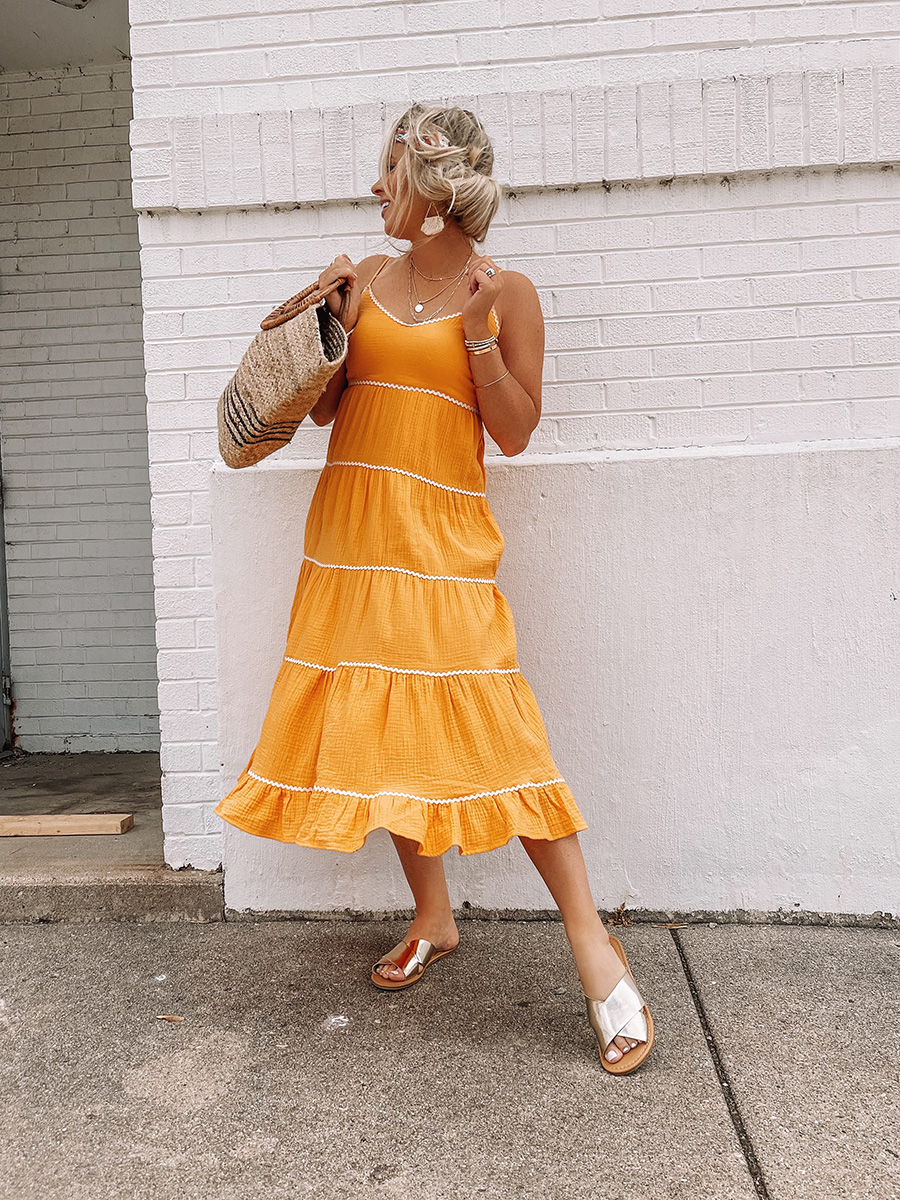 yazlık elbiseler |  Walmart bulur |  Walmart modası |  beyaz ric rac ile sarı elbise |  hasır çanta |  metalik altın ayakkabılar